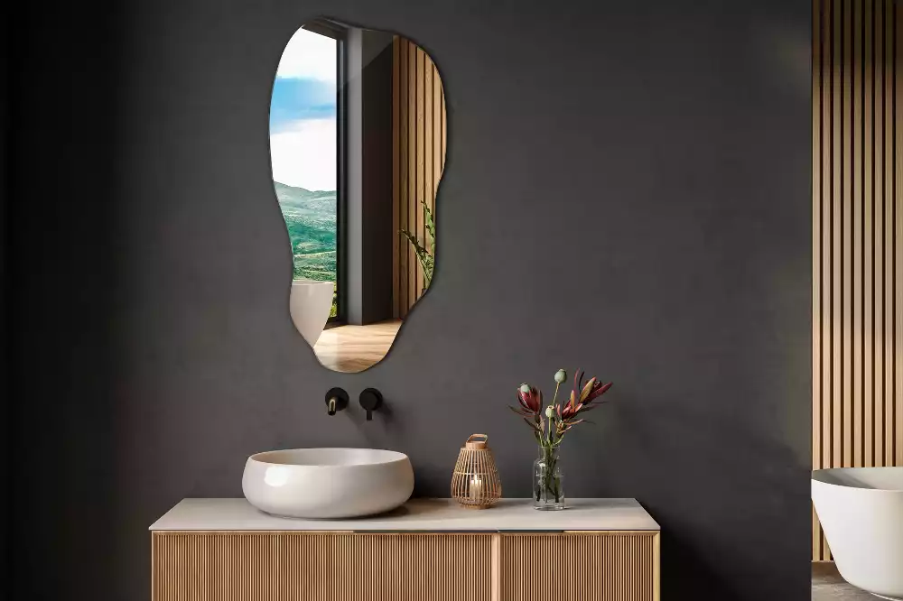 Atypické zrcadlo visící skvrna