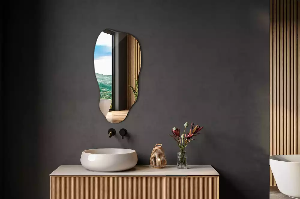 Atypické zrcadlo visící skvrna