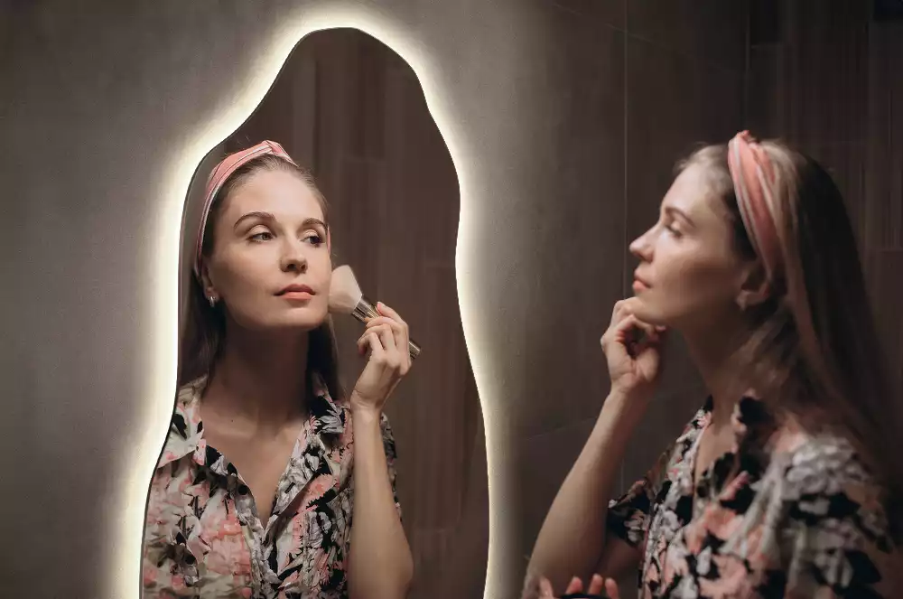 Atypické zrcadlo s osvětlením stylový