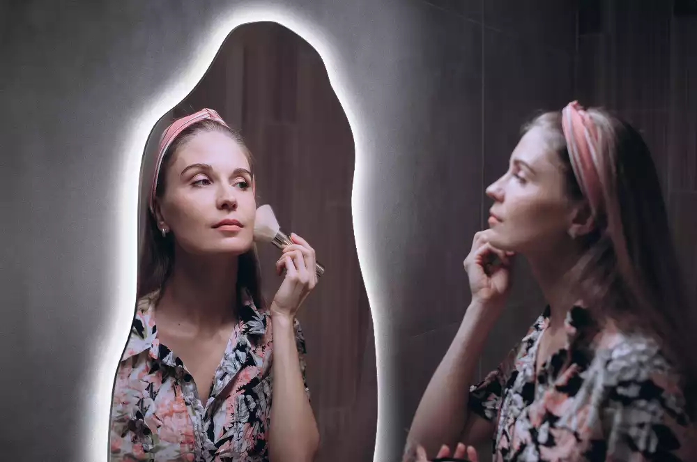 Atypické zrcadlo s osvětlením stylový