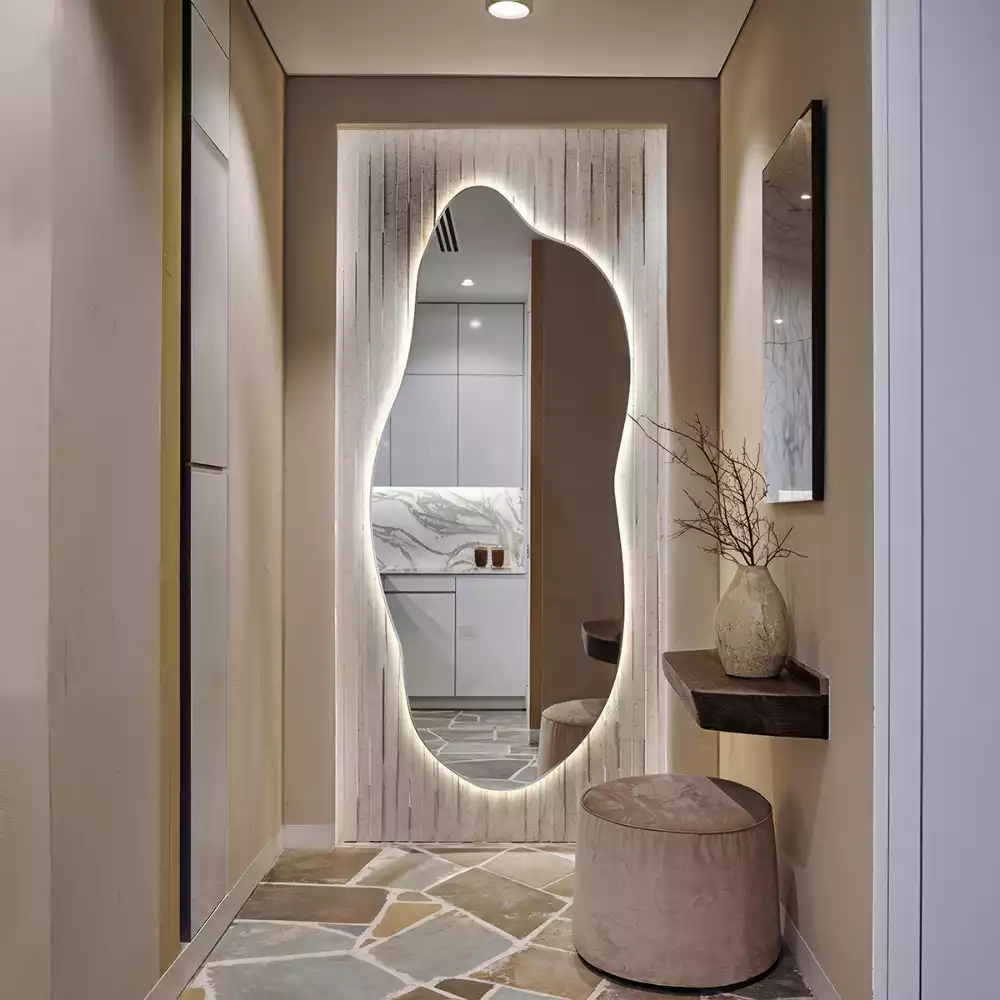 Stylové atypické zrcadlo s osvětlením