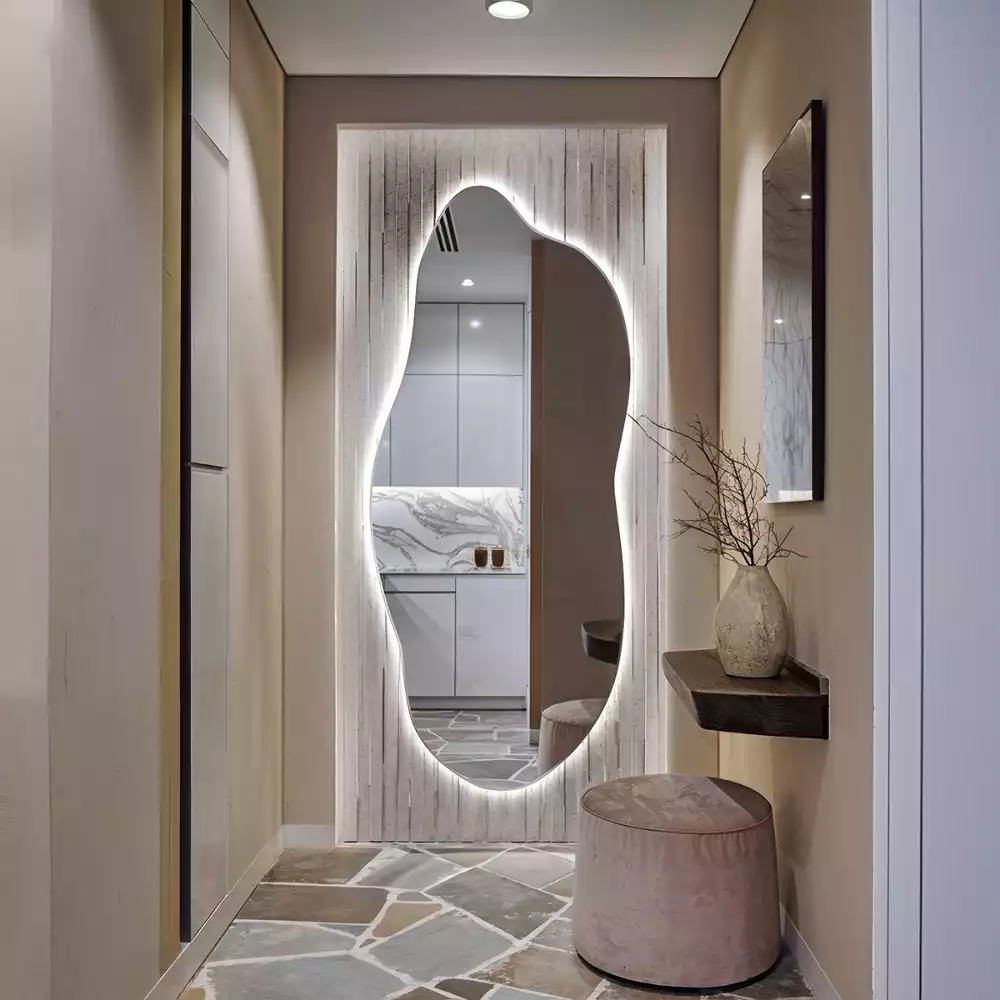 Stylové atypické zrcadlo s osvětlením