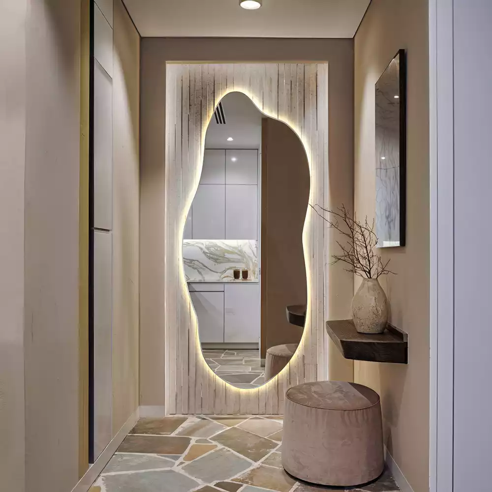 Stylové atypické zrcadlo s osvětlením