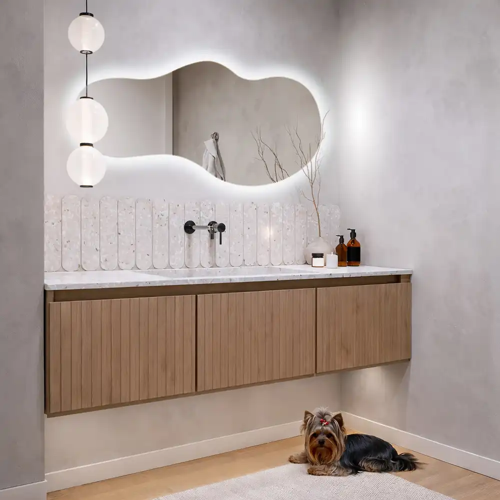 Závěsné LED zrcadlo organického tvaru