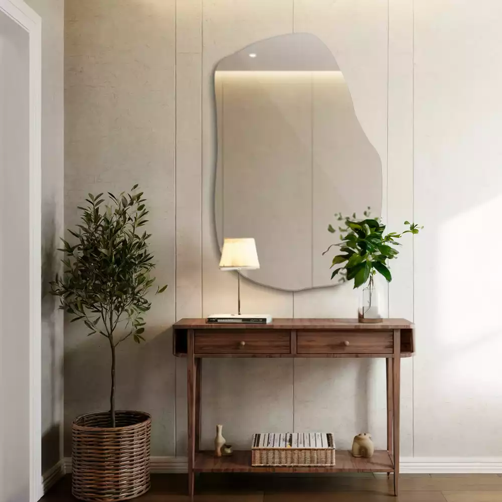 Nepravidelné zrcadlo módním akcentem