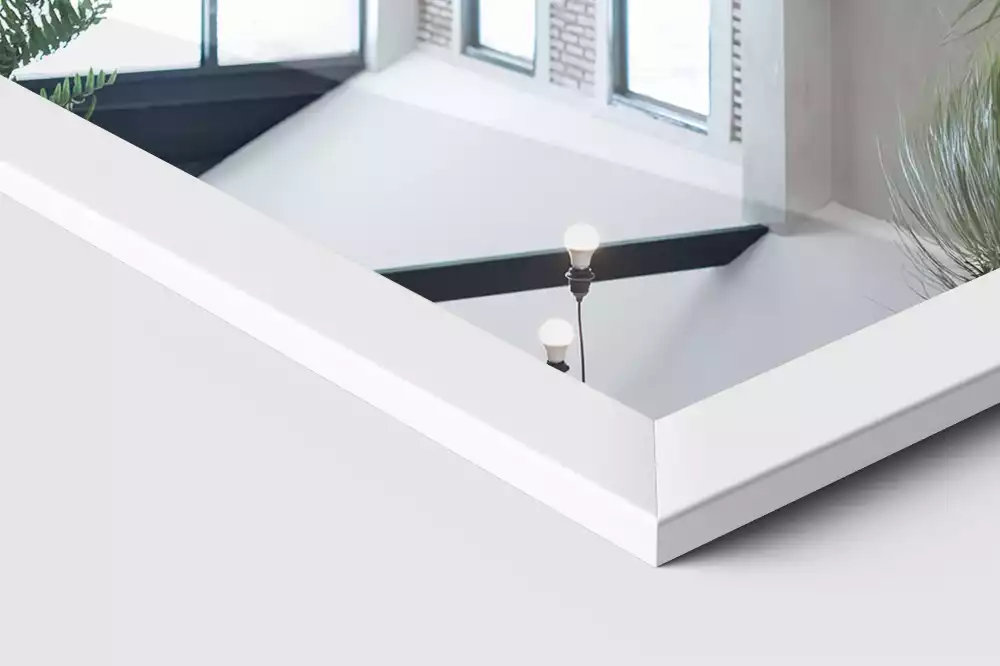 Stojící zrcadlo v bílém rámu