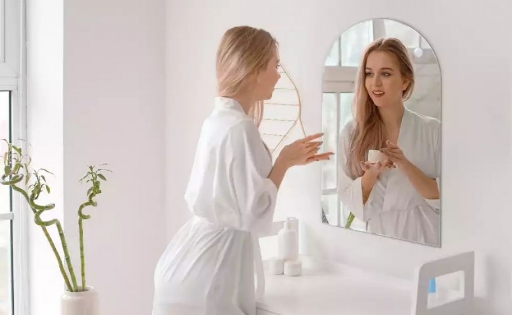 zrcadlo nad toaletním stolkem